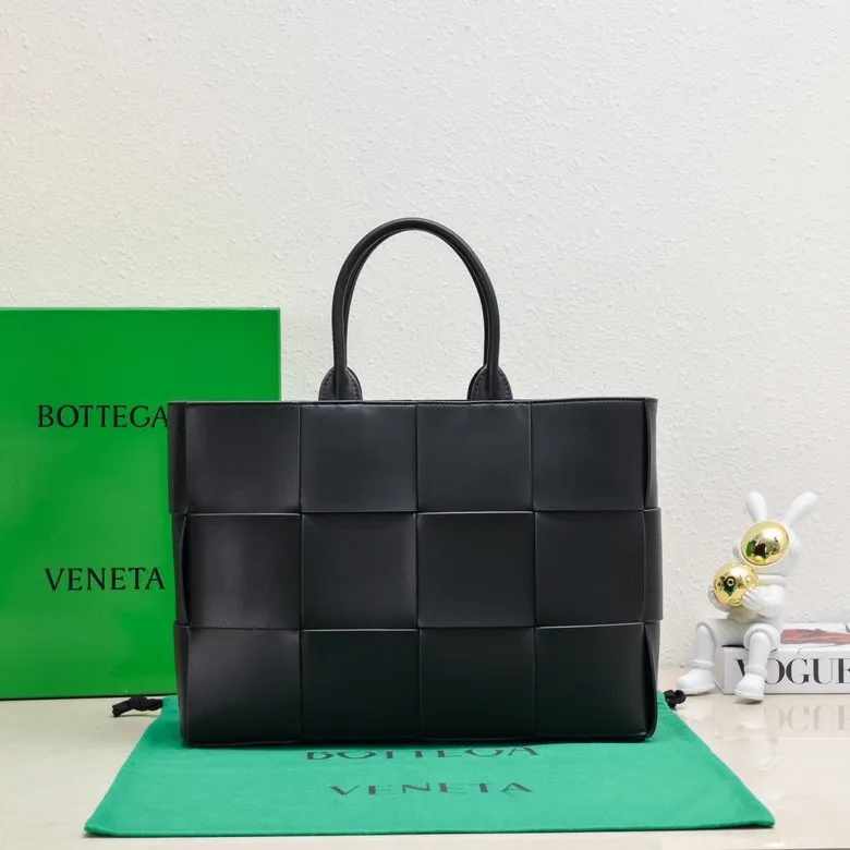 The batch of 2000 BV tote bag (small four compartments) has finally been shipped🔥🔥 The leather feels great! It's a very low-key bag. The more I look at it, the more I like it. I usually go out for rides and planes because I have a lot of stuff and need to carry a computer. Carrying a bag like this is all it takes. It comes with a small bag for storage, which is very convenient. Style number: 9898 Size: 38*10*28cm